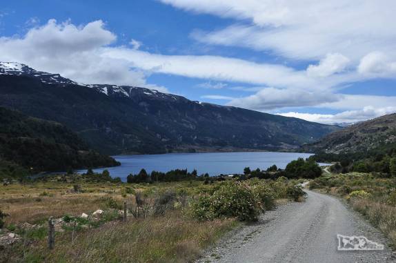 A rústica estrada que nos leva através das belas paisagens do Valle Los Exploradores, perto da Carretera Austral, região de Puerto Rio Tranquilo, no sul do Chile